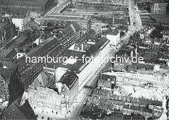 Luftaufnahmer der Steinstrasse in der Altstadt Hamburgs -  re. werden die Gebäude des Gängeviertels abgerissen - sie müssen Platz für das geplante Kontorhausviertel machen. Auf der linken Bildseite das Verwaltungsgebäude der Rudolph Karstadt AG