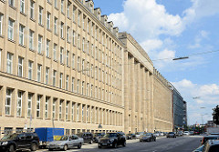 Ehem. Verwaltungsgebäude der Rudolph Karstadt AG - jetzt Finanzamt; erbaut 1924 - neoklassizistische Sandstein Fassade.