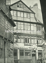 Alte Fotos aus dem Gängeviertel Hamburgs - Kneipe mit Herrenhäuser Biere, Qualitätsbier - Erdal Schuhcreme Werbung / Schild Holsten Bier