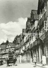 Historische Bilder aus dem Hamburger Gängeviertel -  Wohnhäuser in der Speckstrasse - Pferdefuhrwerk mit Kutscher, Fussgänger.