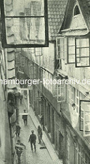 Alte Fotos aus dem Gängeviertel Hamburgs - Blick in den Kornträgergang von oben; Strassenkehrer mit Besen, Passanten mit Fahrrad.