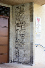 Eingang vom Amtsgericht der Stadt Lübben (Spreewald); das Gebäude wurde 1930 durch die Firma Alfons Heinrich  errichtet. Steinrelief mit einer Waage, der weise Richter Salomon sowie ein Gesetzbuch.