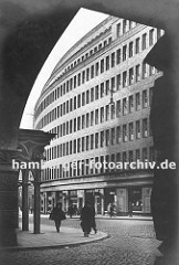 Blick aus der Durchfahrt der Fischerstwiete am Chilehaus über die Niedernstrasse zum Kontorhaus Mohlenhof ca.1930. Der Mohlenhof wurde nach den Entwürfen der Architekten Schoch, zu Putlitz und Klophaus 1928 fertig gestellt
