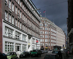 Links das Miramar-Haus im Schopenstehl. Dahinter der expressionistische Klinkerstil des Kontorhauses Montanhof in der Niedernstrasse.