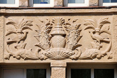 Figürliches Dekorelement in der Fassade des neoklassizistischen Verwaltungsgebäude in der Steinstrasse, Hamburg Altstadt - erbaut 1924.