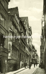 Historische Bilder aus dem Hamburger Gängeviertel - hohe Wohnhäuser in der Altstädter Strasse, Fussgänger.