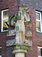 An der Fassade des Kontorhauses Mohlenhof befindet sich der Schutzpatron Merkur; die Skulptur wurde von dem Bildhauer Richard Kuöhl angefertigt.