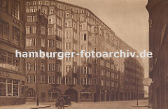 Blick vom Schopenstehl in die Niedernstrasse, Ecke Kattrepel zum Montanhof. Das grosse expressionistische Klinkergebäude im Hamburger Kontorhausviertel wurde von den Architekten Distel + Grubitz entworden und 1926 fertig gestellt.