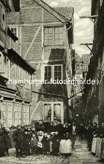 Historische Bilder aus dem Hamburger Gängeviertel - Hinterhof Scheebe Steebel beim Johannisbollwerk, Gruppenfoto Frauen mit Kinder.