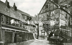 Historische Bilder aus dem Hamburger Gängeviertel - Hinterhof am Großen Bäckergang - vierrädrige Karre, Handkarren / Schottsche Karren.