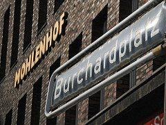 Der Burchardplatz bildet das Zentrum des Hamburger Kontorhausviertels - der Platz ist nach dem ehemaligen Hamburger Bürgermeister Johann Heinrich Burchard benannt (1852 - 1912).
