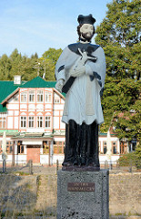 Skulptur Jan Nepomucký  / Johannes Nepomuk an der Elbe in Špindlerův Mlýn (Spindlermühle) - Statuen des Heiligen stehen häufig auf oder neben Brücken - Johannes von Nepomuk gilt u.a. als Schutzpatron gegen Wassergefahren.