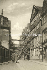 Historische Bilder aus dem Hamburger Gängeviertel - alte Häuser in der Mohlenhofstrasse - die Gebäude werden mit Balken quer über die Strasse gestützt.