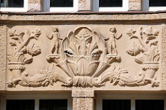 Figürliche Dekorelemente in der Fassade des neoklassizistischen Verwaltungsgebäude in der Steinstrasse, Hamburg Altstadt - erbaut 1924.