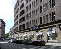 Blick über die Niedernstrasse zum Kontorhaus Mohlenhof - im Hintergrund das Miramarhaus am Schopenstehl.