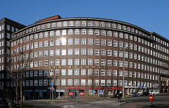 Architekturbild von der runden Ecke des Hamburger Kontorhauses Sprinkenhof Buchardstrasse / Johanniswall; in Goldbuchstaben steht der Name SPRINKENHOF an der Fassade des Bürogebäudes.
