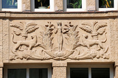 Figürliches Dekorelement in der Fassade des neoklassizistischen Verwaltungsgebäude in der Steinstrasse, Hamburg Altstadt - erbaut 1924.