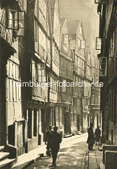 Historische Bilder aus dem Hamburger Gängeviertel -  Abendstimmung in der Kirchenstrasse, hohe Fachwerkhäuser mit geöffneten Fenstern - Passanten auf der schmalen Strasse.