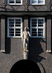 Skulptur über dem Eingang am Johanniswall / Innenbehörde des Kontorhauses Sprinkenhof.