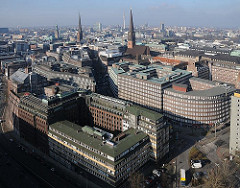 Luftfoto von Hamburg - im Vordergrund das Kontorhausviertel - lks. der Messberghof, dahinter das  dahinter das Chilehaus und in der Bildmitte der Sprinkenhof. Ganz lks. der Turm vom Hamburger Rathaus, dann die Kirchen St. Petri und die St. Jacobi