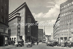 historisches Bild vom Hamburger Chilehaus ca. 1932. Autos stehen auf dem Parkplatz, ein LKW mit Plane hat am Strassenrand geparkt. Auf der linken Bildseite wartet ein beladenes Pferdefuhrwerk - in der Bildmitte ist die St. Petrikirche zu erkennen