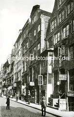 Historische Bilder aus dem Hamburger Gängeviertel - Geschäfte in der Niedernstrasse, Geschäftsschilder - Möbel, Kartoffeln und Kohlen - Passanten.