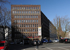 Das Kontorhaus Mohlenhof am Burchardplatz wurde 1928 nach den Entwürfen der Architekten Schoch, zu Putlitz und Klophaus fertig gestellt. Im Hintergrund lks. der Kirchturm der St. Jakobikirche.