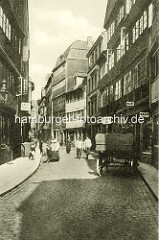 Historische Bilder aus dem Hamburger Gängeviertel - Pferdefuhrwerk und Passanten im Rademachergang - Gaslaterne und Maggi Werbung.