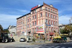 Historische Industriearchitektur in Striegau / Strzegom; mehrstöckiges Fabrikgebäude mit roten Ziegeln.