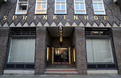 Das Kontorhaus SPRINKENHOF ist Teil des Hamburger Kontorhausviertels und wurde im Stil des Backsteinexpressionismus zwischen 1923 - 1940 fertig gestellt. Die Architekten Hans und Oskar Gerson, Fritz Höger und Fritz Schumacher lieferten den Entwur