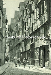 Alte Fotos aus dem Gängeviertel Hamburgs - kleine Mädchen, Mutter mit Kind im Rademachergang / geöffnete Fenster in den hohen Wohnhäusern.