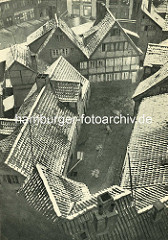 Alte Fotos aus dem Gängeviertel Hamburgs - Blick von oben auf Dächer im Schulgang.