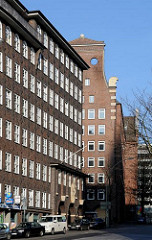 Hamburger Backsteinarchitektur - Sprinkenhof am Johanniswall - im Hintergrund das Bartholomayhaus.