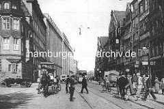 Verkehr in der Hamburger Steinstrasse - Fussgänger überqueren die Strasse, Strassenbahn - Radfahrer - Pferdewagen und LKW. Rechts die historischen Altbauten des Gängeviertels in der Altstadt - lks. das Verwaltungsgebäude der Karstadt AG.