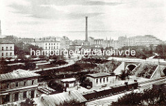 Blick auf den Klostertorbahnhof, der sich von 1850 - 1906 an der Altmannbrücke befand - im Hintergrund die Steinstrasse und die Wasch- und Badeanstalt am Schweinemarkt in der Hamburger Altstadt.