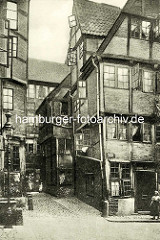 Historische Bilder aus dem Hamburger Gängeviertel - verwinkelte Fachwerkhäuser, schmale Gasse, Matthiasstrasse, Gaslaterne.