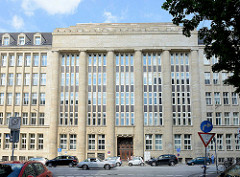 Mittelrisalit vom ehem. Verwaltungsgebäude der Rudolph Karstadt AG - jetzt Finanzamt; erbaut 1924 - neoklassizistische Sandstein Fassade.