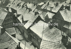 Alte Fotos aus dem Gängeviertel Hamburgs -  schneebedeckte Hausdächer beim Schulgang.