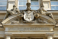 Portal vom Hamburger Strafjustizgebäude - Wappen der Hansestadt / Figuren; erbaut 1882 - Architekt Hans Zimmermann.