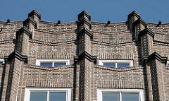 Das Kontorhausviertel in der Hamburger Altstadt eine Sehenswürdigkeit für die Hamburg Touristen - Hausfassade vom Montanhof in der Niedernstrasse - das expressionistische Bürogebäude ist Teil des Hamburger Kontorhausviertel. Das Kontorgebäude wur
