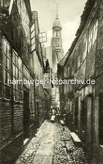 Historische Bilder aus dem Hamburger Gängeviertel - schmaler Gang mit Kopfsteinpflaster; Großer Bäckergang - Gruppe, Kinder und Frauen; Kirchturm von der St. Michaeliskirche.