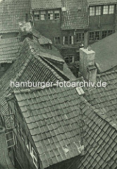 Alte Fotos aus dem Gängeviertel Hamburgs - Dächer und Schornsteine vom Kornträgergang.