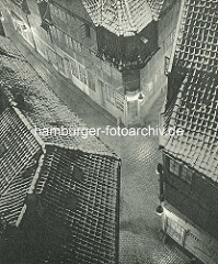 Alte Fotos aus dem Gängeviertel Hamburgs - Blick von oben auf die Gänge Ebraergang, Schulgang, Kugelsort; Kneipe mit Holsten Bier.