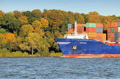 Das Containerschiff / Feederfrachter Empire auf der Fahrt elbabwärts vor Hamburg Nienstedten - prächtig gefärbte Herbstbäume am Elbhang.