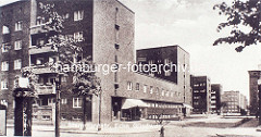 Historisches Architekturbild aus der Hamburger Jarrestadt - Klinkerarchitektur, Wohnhäuser mit Geschäften; Zapfsäule Benzin.