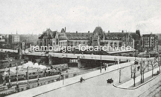 Hühnerposten Hamburg St. Georg;  Postverteilungszentrum, erbaut um 1902; aufgestockt 1922 - seit 2000 unter Denkmalschutz; wurde ab 2001 zum sogen. "Office-Park" umgestaltet; Eventlocation und Sitz der Zentralbibliothek der Hamburger Öffentli