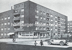 Klinker-Wohnblock in der Jarrestadt; Geschäft, spielende Kinder - Fahrradfahrer und Kfz / Cabrio; Architekten Block & Hochfeld.