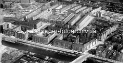 Historische Ansicht von der Jarrestadt in Hamburg Winterhude - im Vordergrund der Goldbekkanal und das Goldbekufer so wie die Brücke der Barmbeker Strasse; im Bildzentrum der Zentralblock, der von dem Architekten Karl Schneider entworfen wurde.