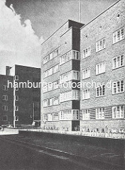 Aussenansicht vom Otto-Stolten-Hof in der Jarrestadt - Klinker Wohnsiedlung in Hamburg Winterhude, Architekt Friedrich R. Ostermeyer.