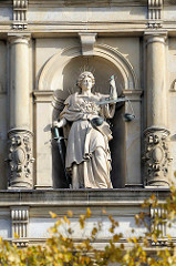 Figur Justitia an der Fassade vom Hamburger Strafjustizgebäude am Sievekingplatz - erbaut 1879 –1882 nach Entwurf von Hans Zimmermann errichtet.